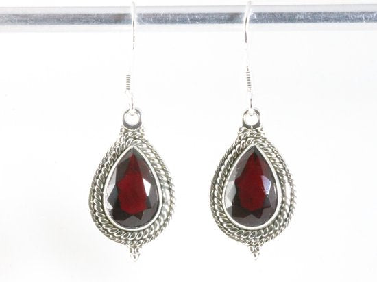 Bewerkte zilveren oorbellen met granaat afbeelding 4