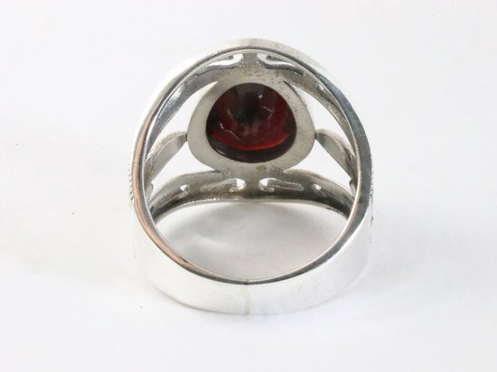Opengewerkte zilveren ring met granaat afbeelding 3
