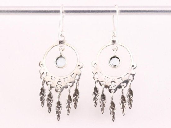 Traditionele opegewerkte zilveren oorbellen met blauwe topaas afbeelding 3