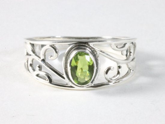 Fijne opengewerkte zilveren ring met peridoot afbeelding 4