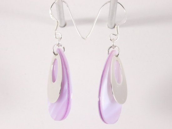 Grote druppelvormige zilveren oorbellen met paarse parelmoer afbeelding 2