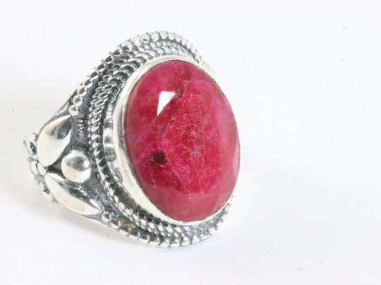 Zware bewerkte zilveren ring met robijn afbeelding 1