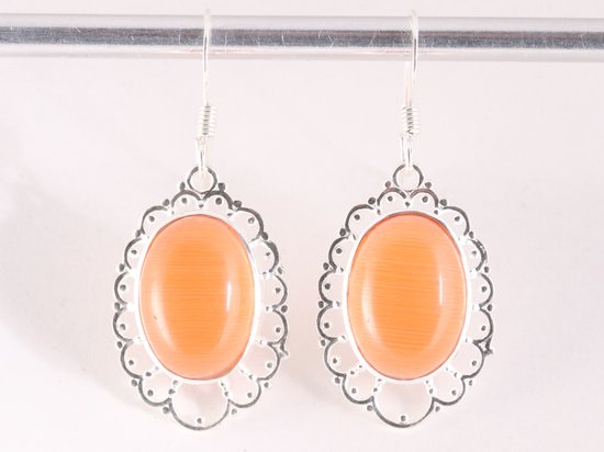 Opengewerkte zilveren oorbellen met rode vuuropaal afbeelding 4