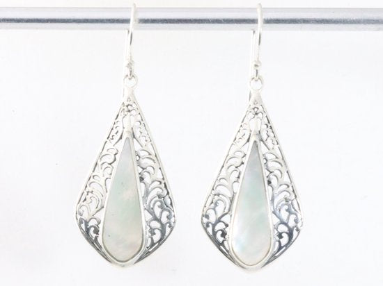 Lange opengewerkte zilveren oorbellen met parelmoer afbeelding 3