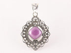 Opengewerkte zilveren hanger met paarse fosfosideriet afbeelding 1