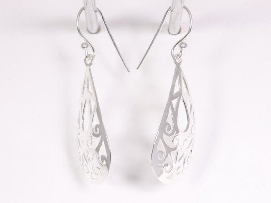 Opengewerkte druppelvormige zilveren oorbellen afbeelding 2