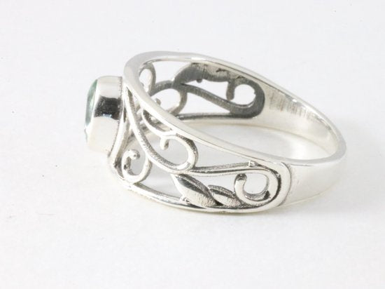 Fijne opengewerkte zilveren ring met groene amethist afbeelding 2