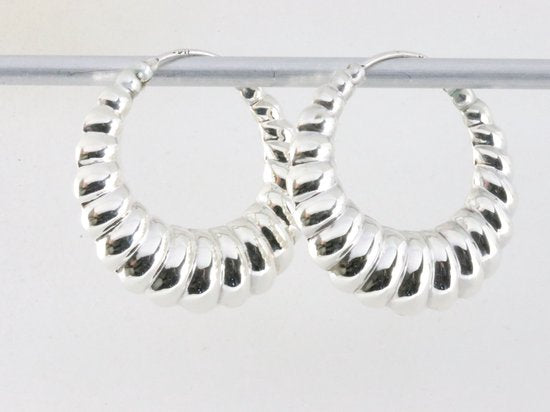 Zilveren oorringen met ribbels afbeelding 2