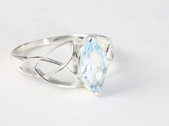 Opengewerkte hoogglans zilveren ring met blauwe topaas afbeelding 1