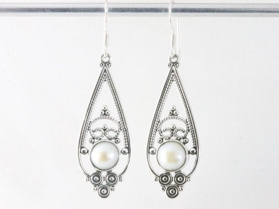 Lange opengewerkte zilveren oorbellen met zoetwater parel afbeelding 4