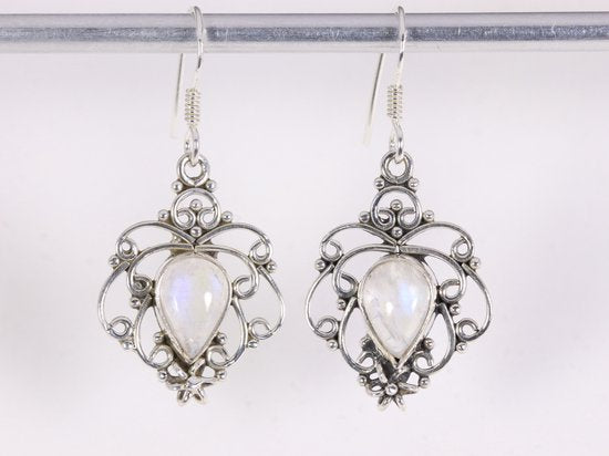 Opengewerkte zilveren oorbellen met regenboog maansteen afbeelding 4