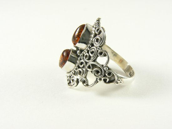 Bewerkte zilveren ring met amber afbeelding 2
