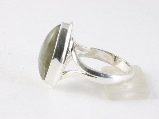 Hoogglans zilveren ring met labradoriet afbeelding 2