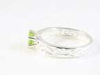 Fijne opengewerkte zilveren ring met peridoot afbeelding 2
