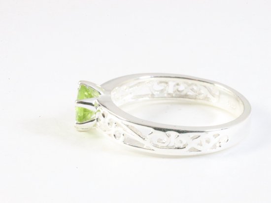 Fijne opengewerkte zilveren ring met peridoot afbeelding 2