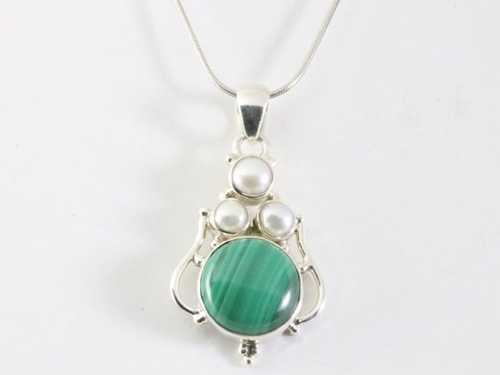 Opengewerkte zilveren hanger met malachiet en parel aan ketting afbeelding 3