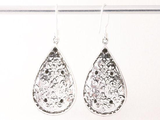 Fijn bewerkte druppelvormige zilveren oorbellen afbeelding 3