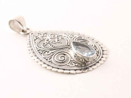 Traditionele bewerkte zilveren hanger met blauwe topaas afbeelding 2