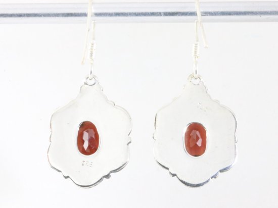 Bewerkte zilveren oorbellen met granaat afbeelding 3