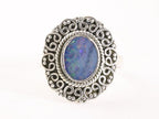 Bewerkte zilveren ring met blauwe doublet opaal afbeelding 4