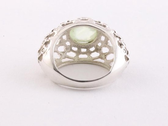 Grote opengewerkte zilveren ring met prehniet afbeelding 4
