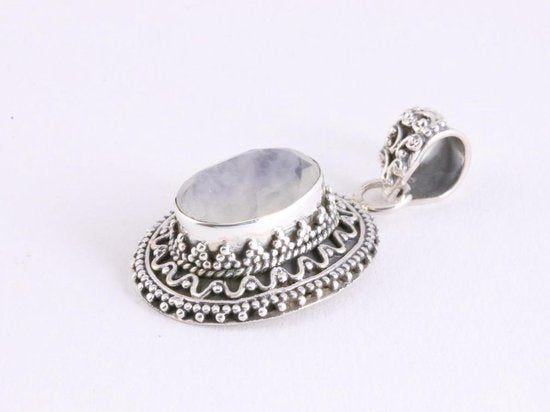 Bewerkte zilveren hanger met regenboog maansteen aan vossenstaart ketting afbeelding 3