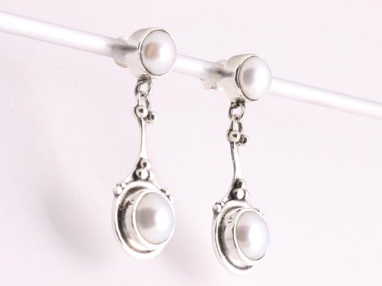 Lange bewerkte zilveren oorstekers met zoetwater parel afbeelding 2