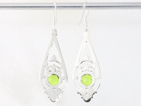 Lange opengewerkte zilveren oorbellen met peridoot afbeelding 2