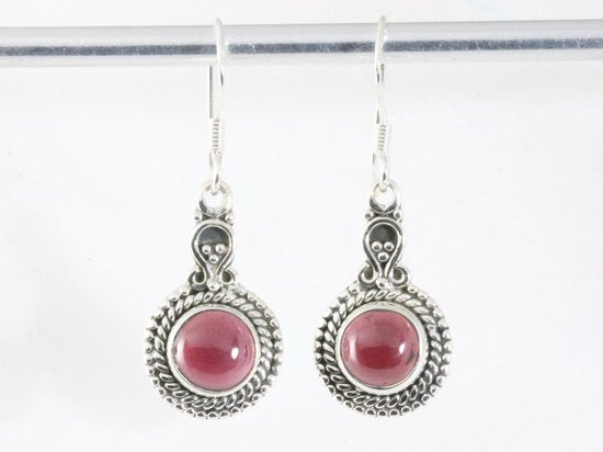 Bewerkte zilveren oorbellen met granaat afbeelding 1