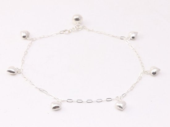 Fijne zilveren enkelband met hoogglans hartjes afbeelding 1