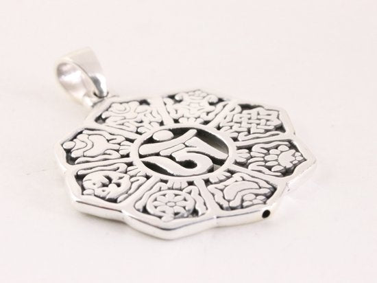 Traditionele zilveren hanger met Tibetaanse gelukssymbolen afbeelding 2