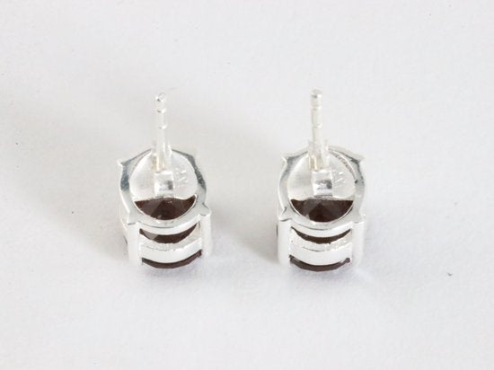 Zilveren oorstekers met granaat afbeelding 2