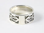 Zware zilveren ring met fantasie gravering afbeelding 3