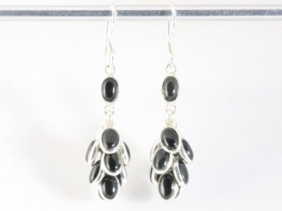 Trosvormige zilveren oorbellen met onyx afbeelding 3