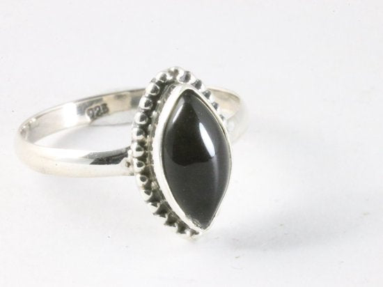 Fijne bewerkte zilveren ring met onyx afbeelding 1