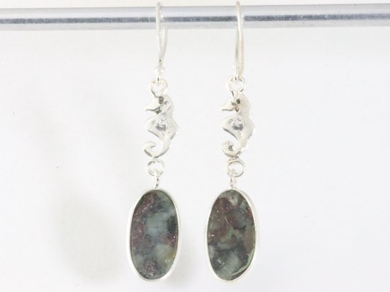 Zilveren oorbellen met zeepaardje en eudialiet steen afbeelding 2