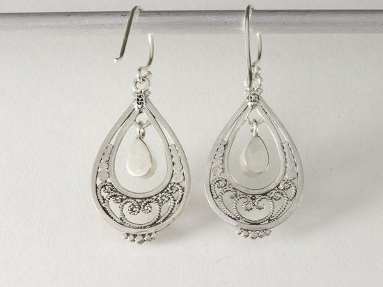 Opengewerkte zilveren oorbellen met welo opaal afbeelding 3