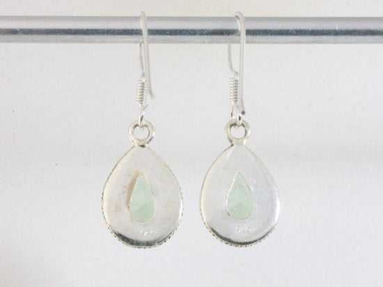 Bewerkte druppelvormige zilveren oorbellen met groene amethist afbeelding 2