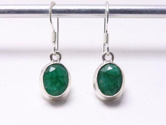 Fijne ovale zilveren oorbellen met smaragd afbeelding 4