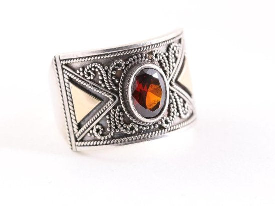 Traditionele bewerkte zilveren ring met 18k gouden decoraties en granaat afbeelding 1