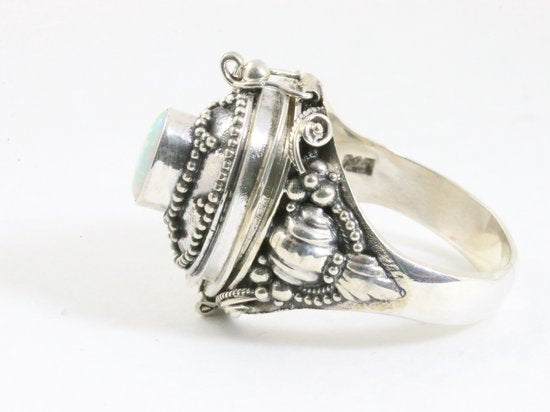 Traditionele bewerkte zilveren gifring met welo opaal afbeelding 2