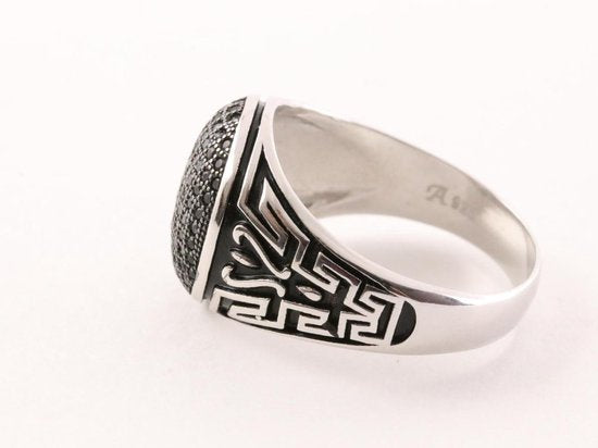 Bewerkte zilveren herenring met zwarte spinel afbeelding 2