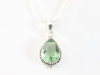 Bewerkte druppelvormige zilveren hanger met groene amethist aan ketting afbeelding 4