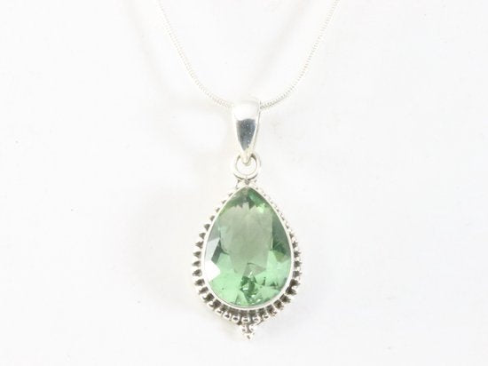 Bewerkte druppelvormige zilveren hanger met groene amethist aan ketting afbeelding 4