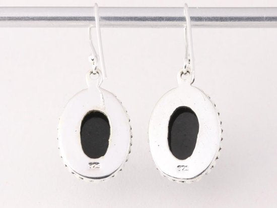 Bewerkte ovale zilveren oorbellen met onyx afbeelding 3
