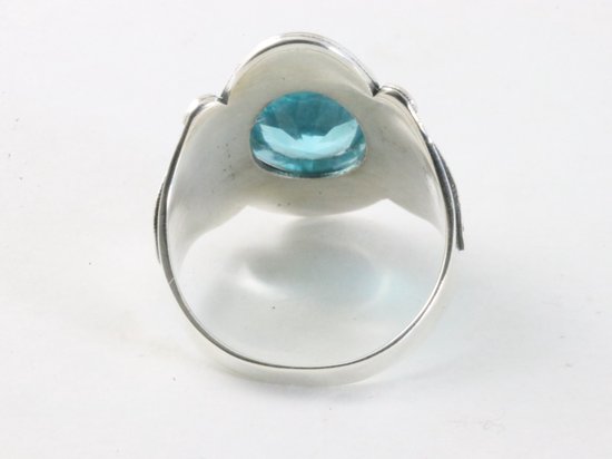 Bewerkte zilveren ring met blauwe topaas afbeelding 3