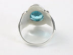 Bewerkte zilveren ring met blauwe topaas afbeelding 3