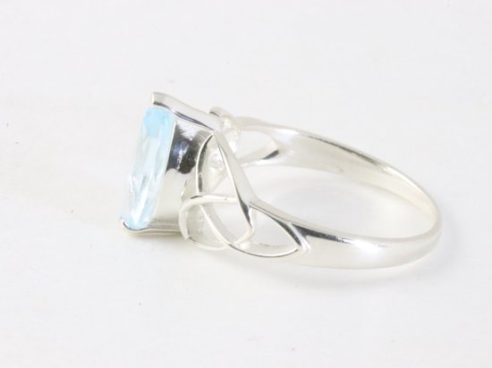 Opengewerkte hoogglans zilveren ring met blauwe topaas afbeelding 2