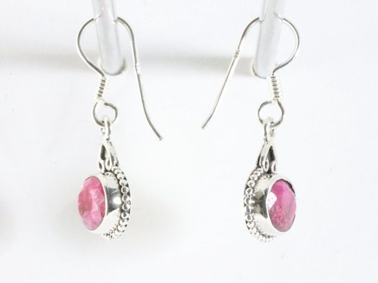 Fijne bewerkte zilveren oorbellen met robijn afbeelding 2