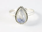 Bewerkte zilveren ring met regenboog maansteen afbeelding 4
